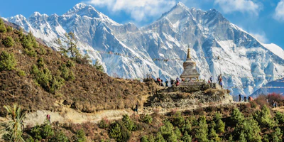 Stupa sur un sentier de trek face aux sommets enneigés de l'Himalaya